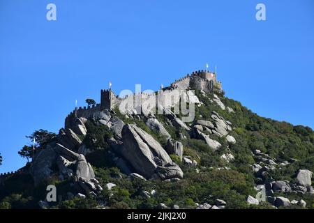 Die historische Burg von Moors unter dem blauen Himmel in Sintra Portugal Stockfoto