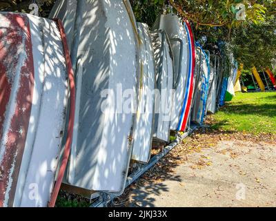 Boote, die an Land in der Hafenmarina am Hermitage Point in Sydney am Meer geparkt sind Stockfoto