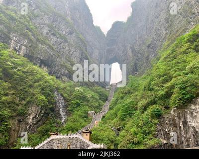 Foto eines großen Weihrauchofens vor der Treppe der himmlischen Tür. Ein berühmter Touristenort in Zhangjiajie, Hunan China Stockfoto