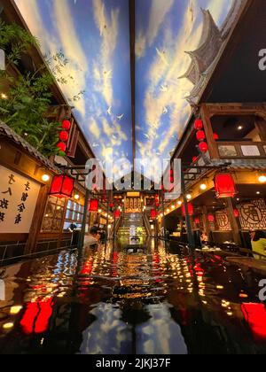 Nachtaufnahme des Innenraums eines Hotpot-Restaurants in Sydney Stockfoto