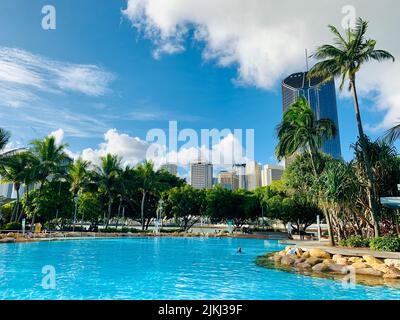 Brisbane, Streets Beach und ein Geschäftsgebäude Stockfoto