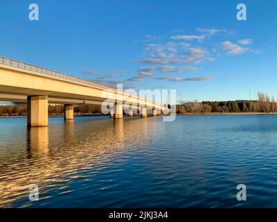 Eine Brücke über den See, Commonwealth Avenue Bridge, Canberra Australien Stockfoto