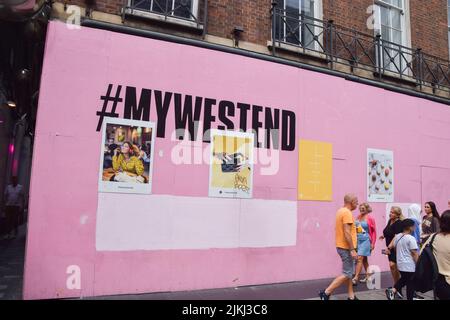 London, Großbritannien. 2.. August 2022. Fußgänger kommen an einem der vielen Geschäfte vorbei, die auf der Oxford Street geschlossen haben. Zahlreiche Geschäfte wurden gezwungen, auf Londons wichtigster und populärster Einkaufsstraße zu schließen, da die Coronavirus-Pandemie und ein Anstieg des Online-Shoppings physische Geschäfte beeinträchtigt haben. Kredit: Vuk Valcic/Alamy Live Nachrichten Stockfoto