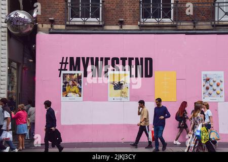 London, Großbritannien. 2.. August 2022. Fußgänger kommen an einem der vielen Geschäfte vorbei, die auf der Oxford Street geschlossen haben. Zahlreiche Geschäfte wurden gezwungen, auf Londons wichtigster und populärster Einkaufsstraße zu schließen, da die Coronavirus-Pandemie und ein Anstieg des Online-Shoppings physische Geschäfte beeinträchtigt haben. Kredit: Vuk Valcic/Alamy Live Nachrichten Stockfoto