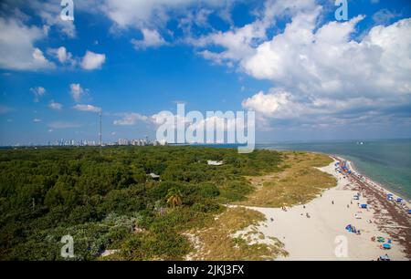 Eine Luftaufnahme des schönen Sandstrands an der Küste, der unter dem wolkig-blauen Himmel glänzt Stockfoto