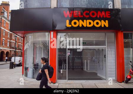 London, Großbritannien. 2.. August 2022. Ein Fußgänger kommt an einem der vielen Geschäfte vorbei, die auf der Oxford Street geschlossen haben. Zahlreiche Geschäfte wurden gezwungen, auf Londons wichtigster und populärster Einkaufsstraße zu schließen, da die Coronavirus-Pandemie und ein Anstieg des Online-Shoppings physische Geschäfte beeinträchtigt haben. Kredit: Vuk Valcic/Alamy Live Nachrichten Stockfoto