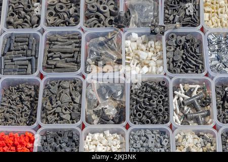 Small Rubber Spare Parts Mix in Trays für Fahrzeuge Stockfoto