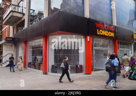 London, Großbritannien. 2.. August 2022. Fußgänger kommen an einem der vielen Geschäfte vorbei, die auf der Oxford Street geschlossen haben. Zahlreiche Geschäfte wurden gezwungen, auf Londons wichtigster und populärster Einkaufsstraße zu schließen, da die Coronavirus-Pandemie und ein Anstieg des Online-Shoppings physische Geschäfte beeinträchtigt haben. Kredit: Vuk Valcic/Alamy Live Nachrichten Stockfoto