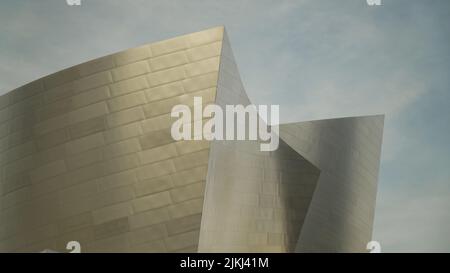 Ein Seitenblick auf das moderne Gebäude der Walt Disney Concert Hall an einem sonnigen Tag Stockfoto