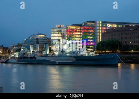 HMS Belfast, Museumsschiff an der Tower Bridge, Bürogebäude dahinter, London, Großbritannien Stockfoto