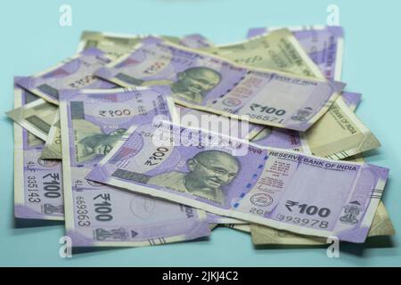 Die indische Währung - 500 Rupien-Noten und 100 Rupien-Noten auf dem blauen Hintergrund Stockfoto