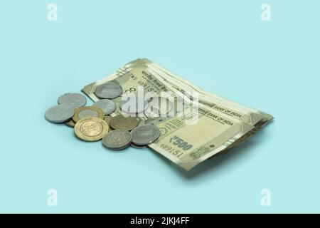 Die indische Währung - 500 Rupien-Note mit indischen Münzen. Stockfoto