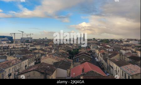 Bordeaux Häuser und Straßen Blick von oben . Wohnviertel von Bordeaux Frankreich . Luftaufnahme der gefliesten Dächer Stockfoto