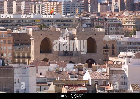 Rückseite des Torres de Quart (Quart Tower) vom Micalet Tower aus gesehen. Erbaut im 15.. Jahrhundert von Pere Bonfill, Francesc Baldomar und Pere Compte in mili Stockfoto