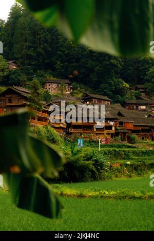 Eine schöne Aufnahme der alten traditionellen Häuser im Dorf der ethnischen Minderheit Langde Miao, Provinz Guizhou, China Stockfoto