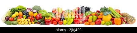 Panorama mehrfarbige Früchte und Gemüse isoliert auf weißem Hintergrund. Stockfoto
