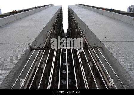 Eine Aufnahme des Raumes zwischen zwei Gebäuden im Bezirk Kowloon, Bottom V, Hongkong Stockfoto