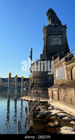 Die Löwenstatue im Hafen von Lindau, Bodensee, Bayern, Deutschland Stockfoto
