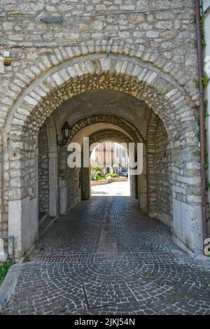 Eine vertikale Aufnahme eines Torbosses in Torrecuso, einer alten Stadt in der Provinz Benevento, Kampanien, Italien Stockfoto