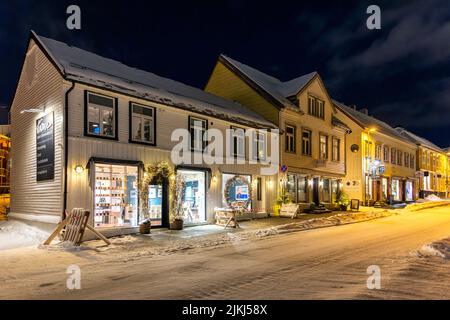 Ein Stadtbild von Trosmo, Norwegen bei Nacht Stockfoto