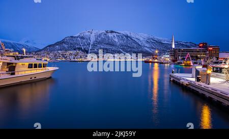 Ein Stadtbild von Trosmo, Norwegen bei Nacht Stockfoto