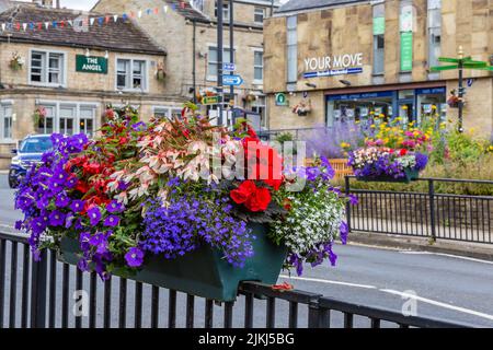 Pflanzer voller roter, weißer und blauer Blumen auf Geländern in Baildon, Yorkshire, England. Stockfoto