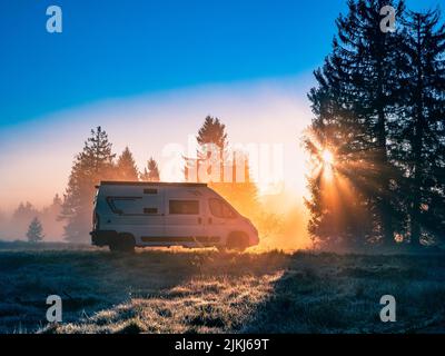 Die Roadtrip mit einem Campervan in die malerische Landschaft des Schwarzwaldes Stockfoto