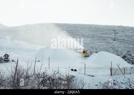 Eine Schneeblasmaschine im Einsatz im Skigebiet in den Cairngorms in den schottischen Highlands Stockfoto