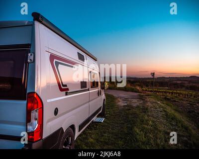 Die Roadtrip mit einem Campervan in Südwestdeutschland bei Sonnenuntergang Stockfoto