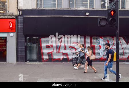 London, Großbritannien. 2.. August 2022. Fußgänger kommen an einem der vielen Geschäfte vorbei, die auf der Oxford Street geschlossen haben. Zahlreiche Geschäfte wurden gezwungen, auf Londons wichtigster und populärster Einkaufsstraße zu schließen, da die Coronavirus-Pandemie und ein Anstieg des Online-Shoppings physische Geschäfte beeinträchtigt haben. Kredit: Vuk Valcic/Alamy Live Nachrichten Stockfoto