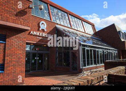 Der Eingang zum Einkaufszentrum Ankerside an einem sonnigen Tag in Tamworth, Staffordshire, England Stockfoto