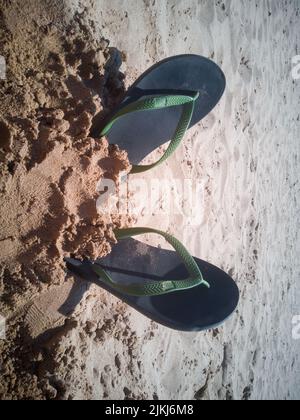 Badeschuhe im Sand am Strand. Sommer kommt, Urlaub, Strand, Genuss... Stockfoto