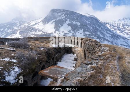Eine schöne Aufnahme von verschneiten alten Burgruinen in den Alpen Stockfoto