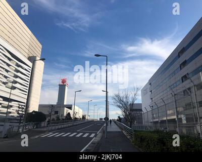 Ein schöner Blick auf eine Brücke neben dem Flughafen Haneda mit anderen Gebäuden in Tokio, Japan Stockfoto