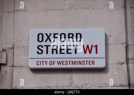 London, Großbritannien. 2.. August 2022. Ein Schild auf der Oxford Street. Kredit: Vuk Valcic/Alamy Live Nachrichten Stockfoto