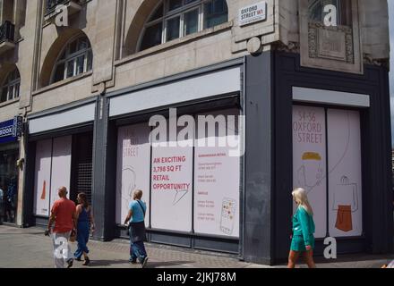 London, Großbritannien. 2.. August 2022. Fußgänger kommen an einem der vielen Geschäfte vorbei, die auf der Oxford Street geschlossen haben. Zahlreiche Geschäfte wurden gezwungen, auf Londons wichtigster und populärster Einkaufsstraße zu schließen, da die Coronavirus-Pandemie und ein Anstieg des Online-Shoppings physische Geschäfte beeinträchtigt haben. Kredit: Vuk Valcic/Alamy Live Nachrichten Stockfoto