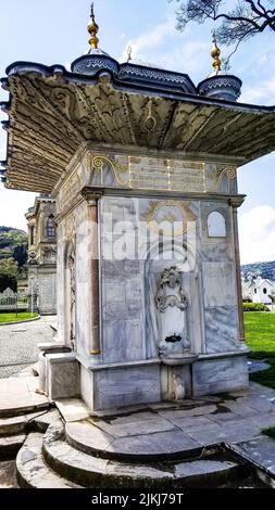 Eine vertikale Aufnahme des Brunnens von Sultan Ahmed III. An einem sonnigen Tag in Istanbul, Türkei Stockfoto