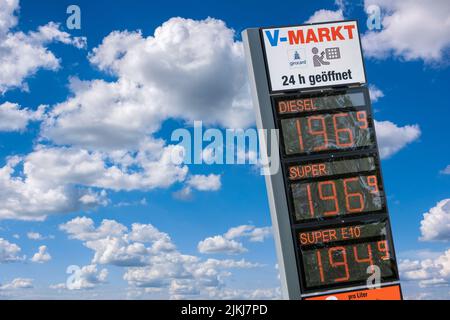 Preisanzeige an der Tankstelle am V-Markt in Schwabmünchen Stockfoto