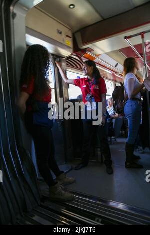 Die Menschen in der Kutschenbahn, die in die Stadt San Jose, Costa Rica, fahren Stockfoto