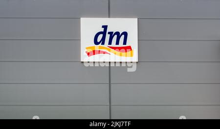 Werbe- und Firmenzeichen des Discounters dm Stockfoto