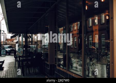 Außenansicht eines Cafés mit Reflexionen in den Glasfenstern Stockfoto