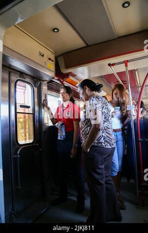 Die Menschen in der Kutschenbahn, die in die Stadt San Jose, Costa Rica, fahren Stockfoto