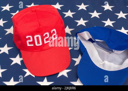 Generische blaue Kappe, die die Flagge von Dems & US Stars and Stripes darstellt. Für die Mittelfristwahlen in den USA im November 2022 und die Republikanische Rote Welle, die die Demokraten auslöscht. Stockfoto