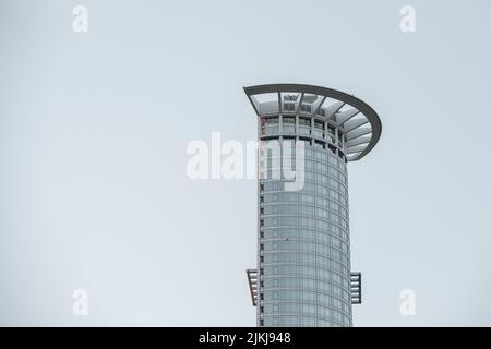 Eine vertikale Aufnahme des Westend Tower, des Hauptquartiers der DZ Bank, gegen den bewölkten Himmel in Frankfurt am Main, Hessen, Deutschland Stockfoto