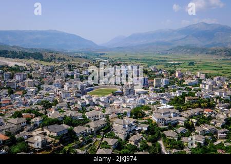 Stadt Gjirokastra, Gjirokastra, Albanien - Bergstadt Gjirokastra, UNESCO-Weltkulturerbe. Blick auf die Stadt mit Bergen im Drinos-Tal. Stockfoto