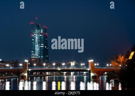 Eine wunderschöne Nachtaufnahme des Gebäudes der Europäischen Zentralbank mit leuchtenden Lichtern Stockfoto