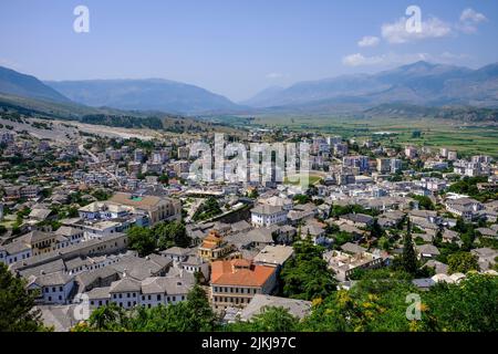 Stadt Gjirokastra, Gjirokastra, Albanien - Bergstadt Gjirokastra, UNESCO-Weltkulturerbe. Blick auf die Stadt mit Bergen im Drinos-Tal. Stockfoto