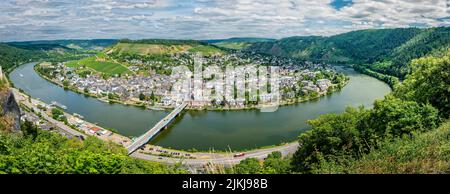 Moselschleife bei Traben-Trarbach, auf der gegenüberliegenden Hochebene die Festung Mont Royal, Blick von der Grevenburg, Stockfoto