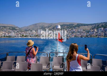 Saranda, Albanien - Badeort Saranda an der albanischen Riviera. Fähre fährt von Saranda nach Korfu Griechenland. Stockfoto