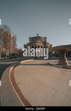 Eine schöne Aufnahme der Alten Oper an einem sonnigen Tag in Frankfurt am Main, Hessen, Deutschland Stockfoto